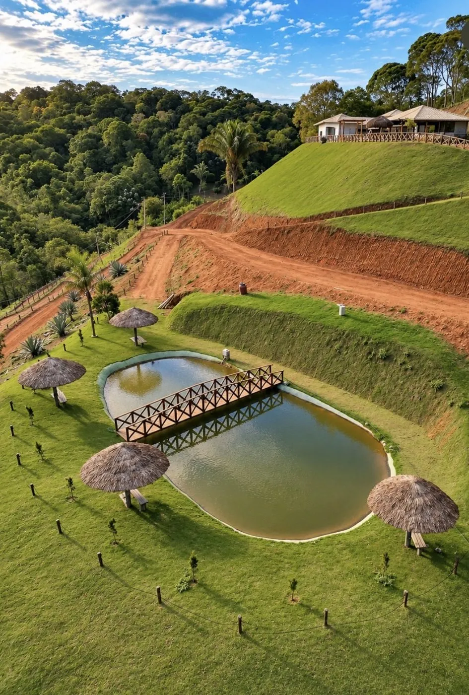 Taludes gramados em patamares ao redor de um lago